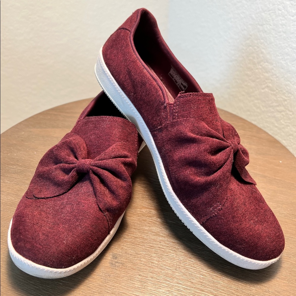 Gently Used Burgundy Skechers With Bow Design Size 9